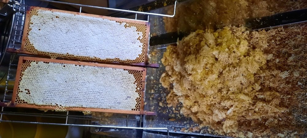 Ontzegelwas is zeer geschikt als grondstof voor schone duurzame kunstraat. Met een grote ontzegelbak in de slingerruimte van bijenverenigingen kun je snel werken en is het inzamelen van was voor kunstraat een leuke verenigingsactiviteit geworden.