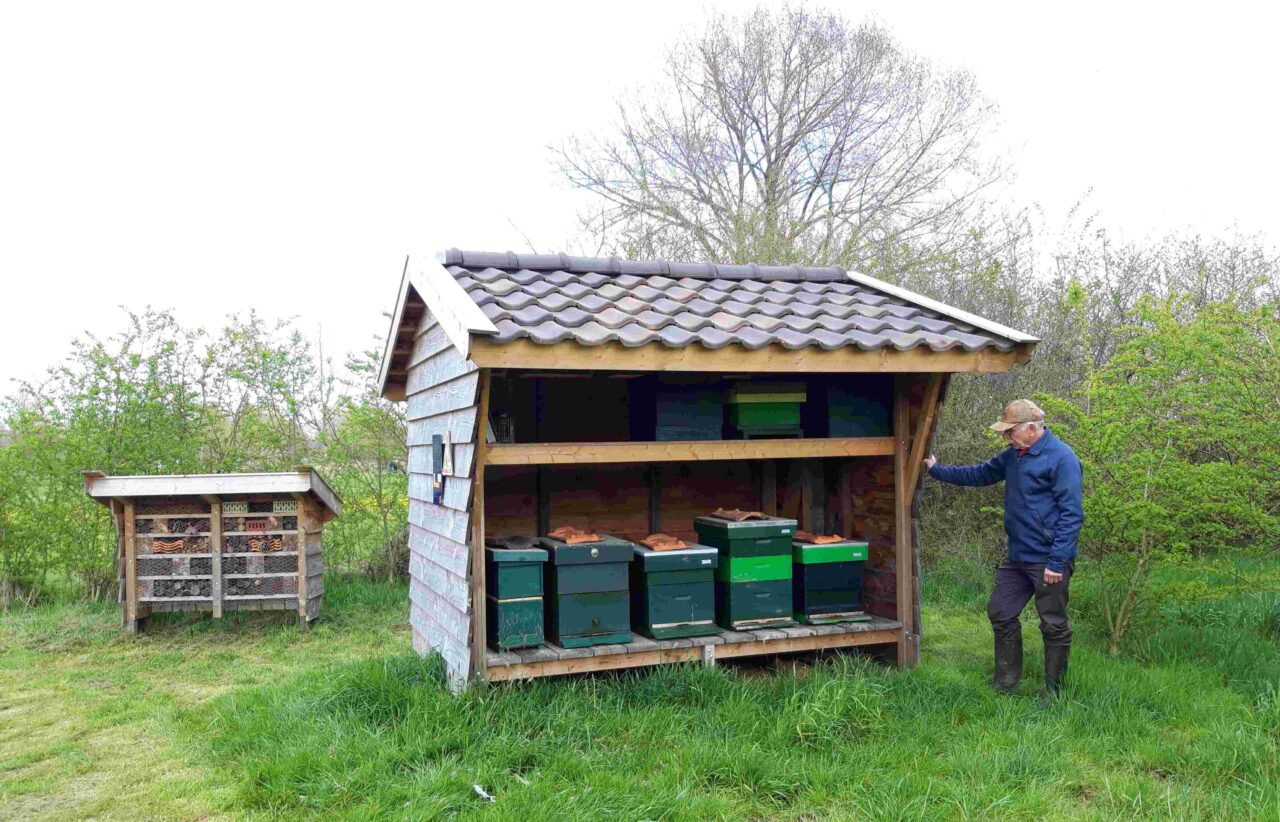 Bijenstal De Greephorst met imker Aart