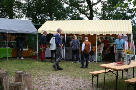 img-7696-het-was-gezellig-druk-bij-de-open-dag-in-de-bijenstal-in-doetinchem-foto-ina-van-der-vlist-1